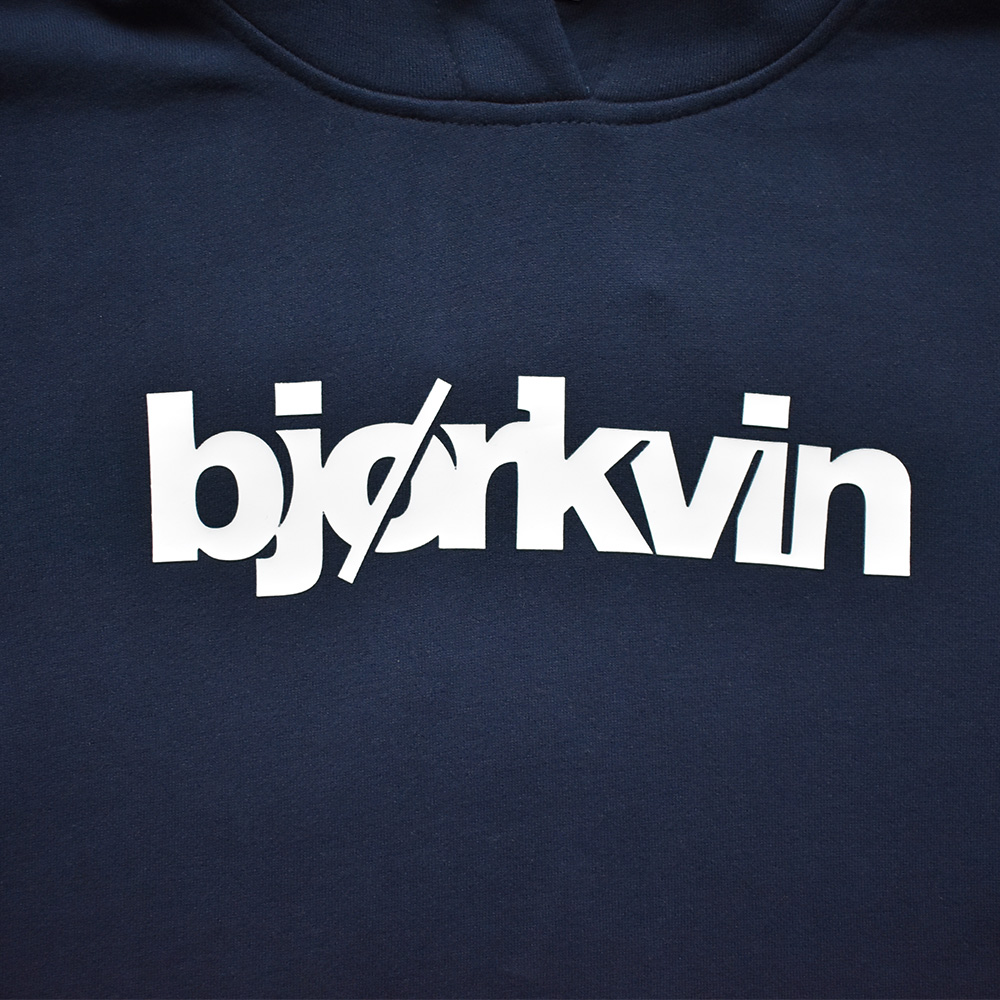Männliches Model mit Björkvin Hoodie in Night Sky