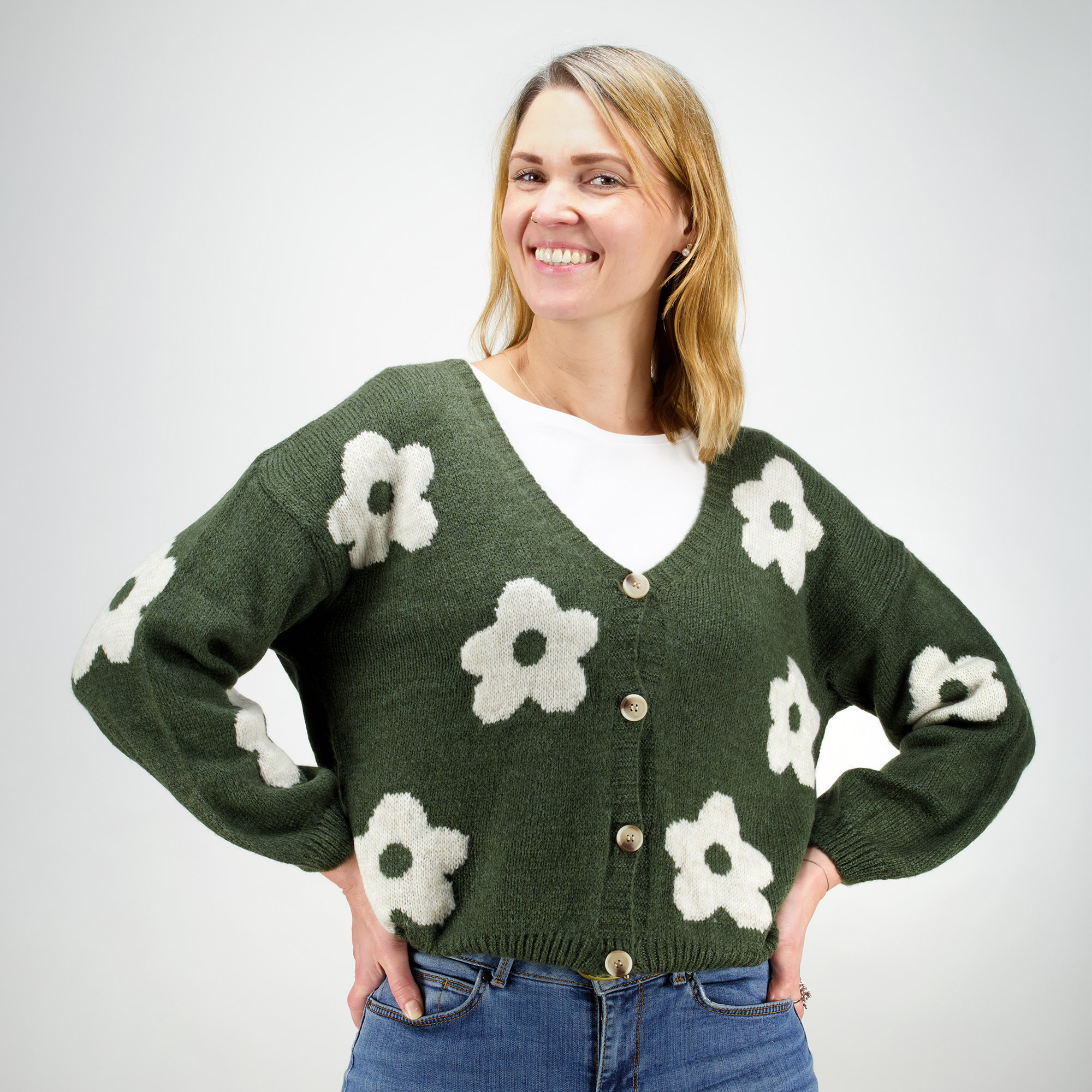Weibliches Model mit Küstenzauber Strickjacke 