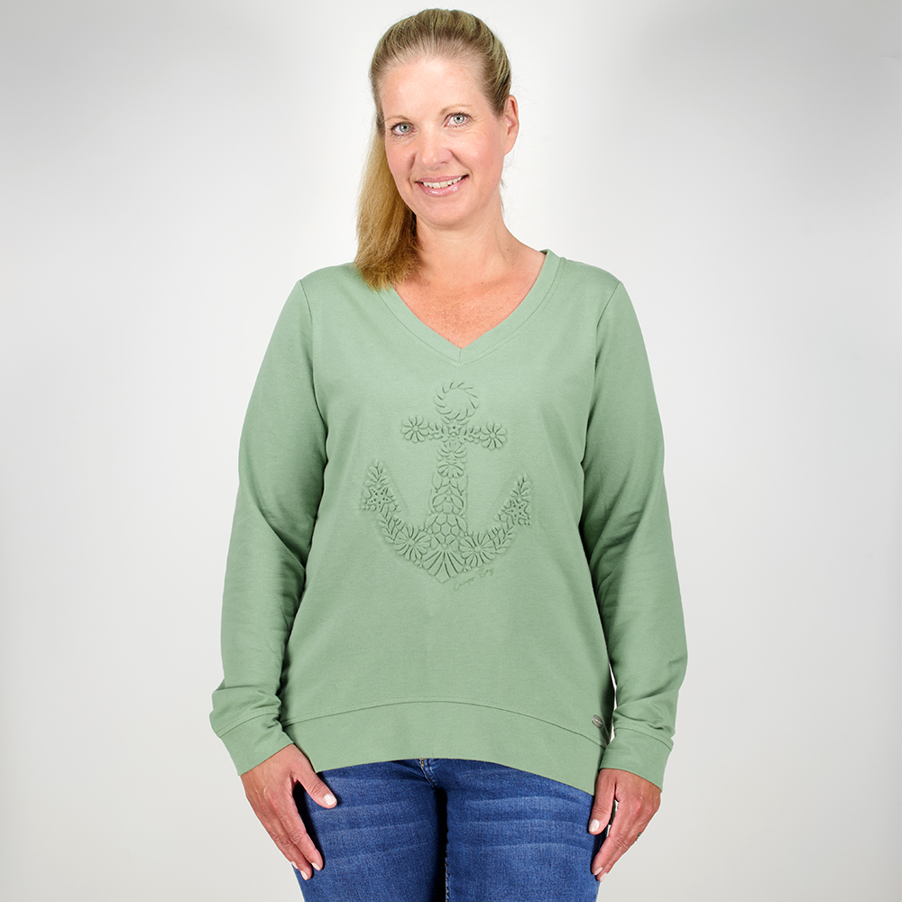 Model mit CAMPS BAY Shirt in Hedge Green