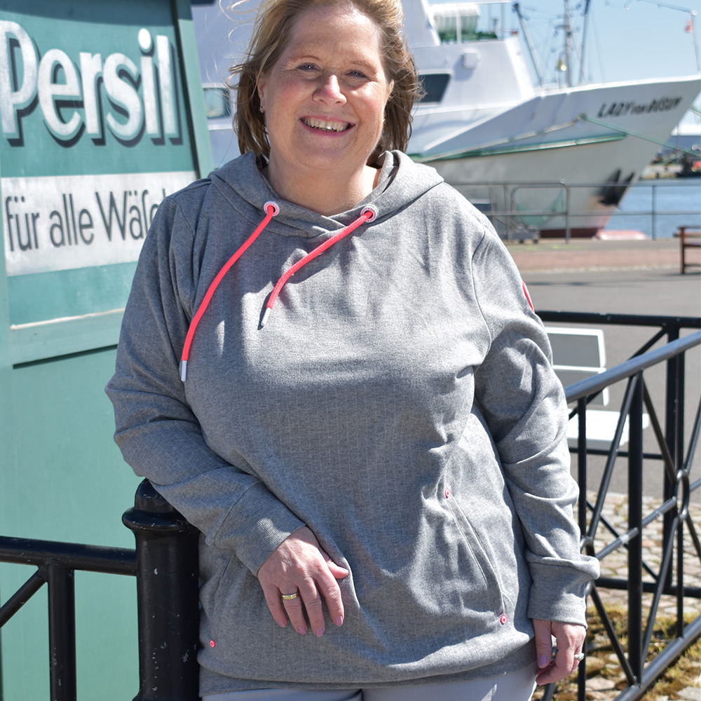 Weibliches Model mit ANKERBRAUT Hoodie in Grey Melange Pink