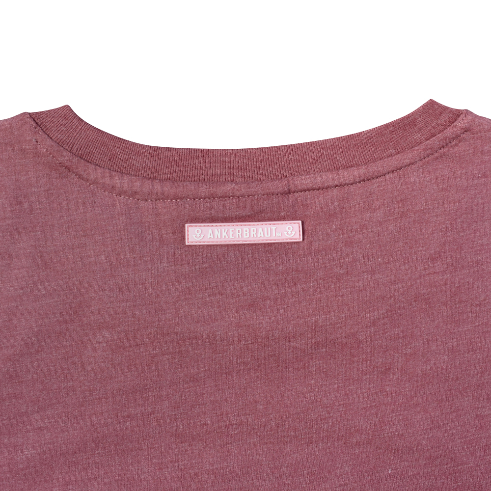 Weibliches Model mit ANKERBRAUT T-Shirt in Rose Brown