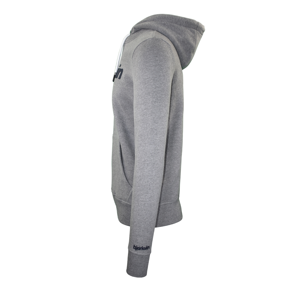 Männliches Model mit Björkvin Hoodie in Silver Melange
