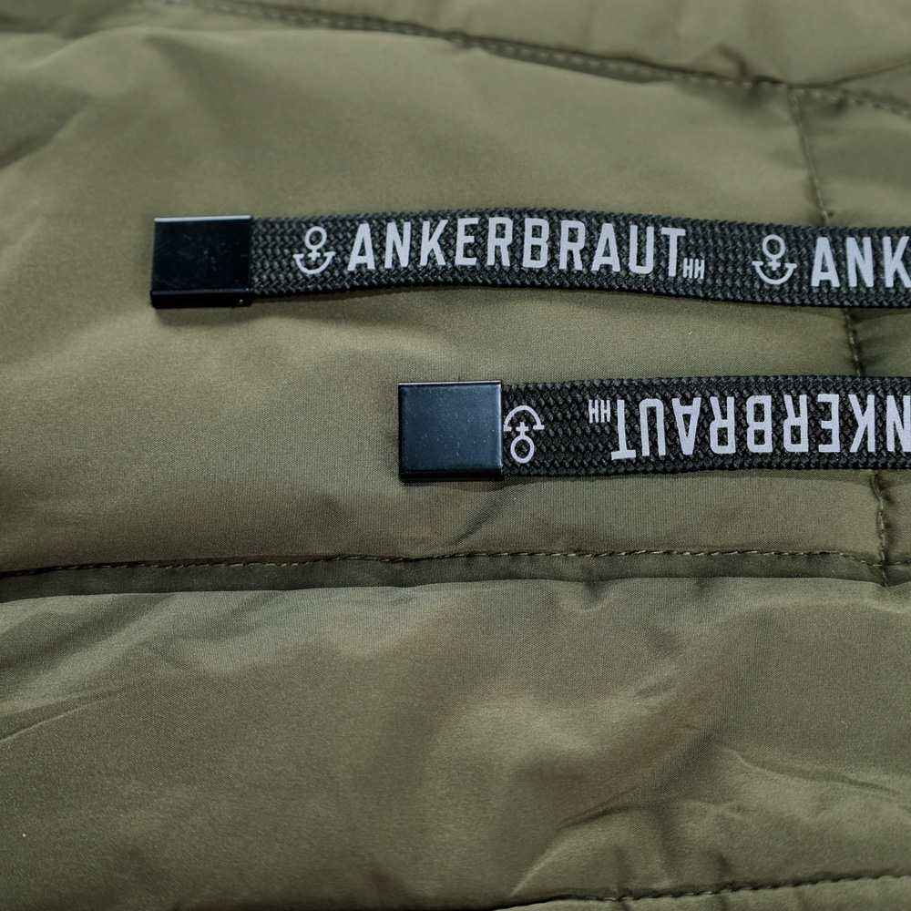 ANKERBRAUT Long-Weste "Bahn frei, Kartoffelbrei 2" Weibliches Model mit ANKERBRAUT Long-Weste in Oliv