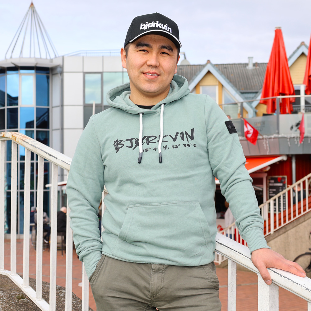 Männliches Model mit Björkvin Hoodie 