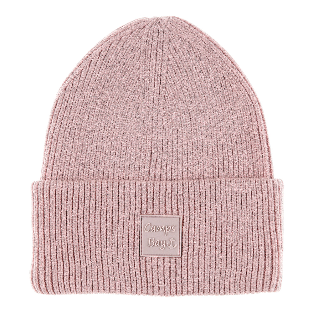 Weibliches Model mit CAMPS BAY Mütze in Rose