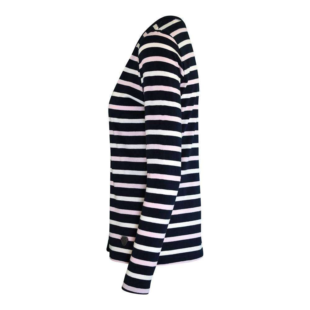 Weibliches Model mit CAMPS BAY Langarmshirt in Night Sky - Cradle Pink - Cloud Dancer