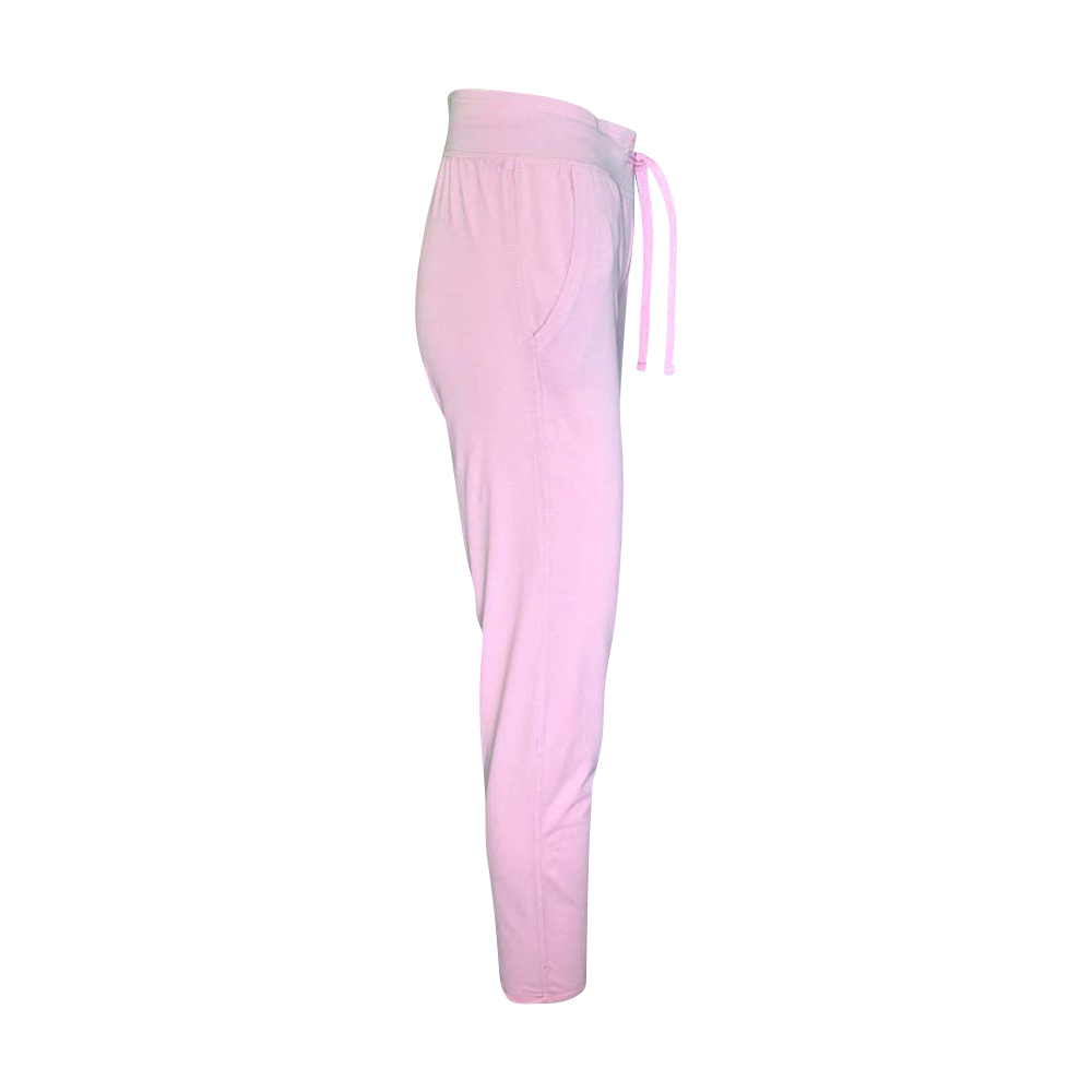 Weibliches Model mit Rock your Day Jogginghose in Cradle Pink Melange