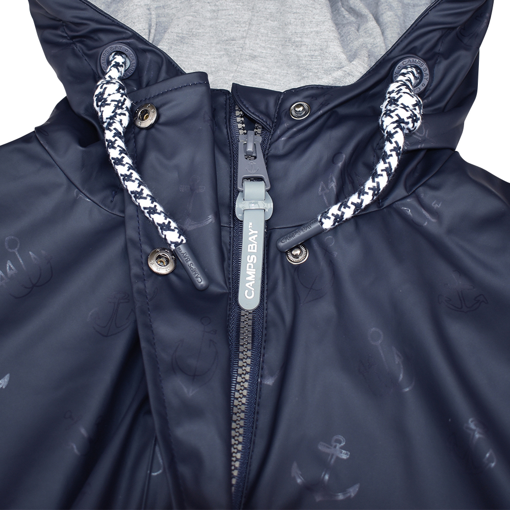 Weibliches Model mit CAMPS BAY Regenjacke in Night Sky