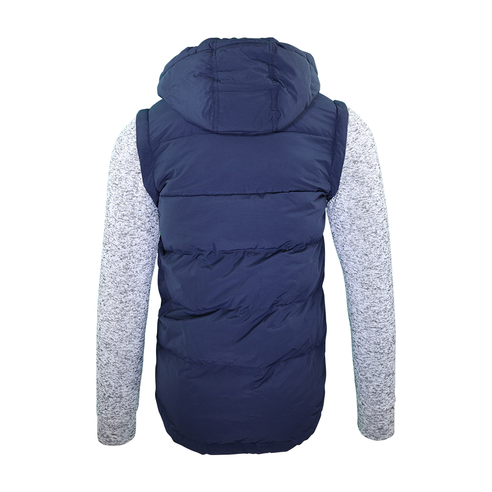 Männliches Model mit CAMPS BAY Westenjacke in Night Sky