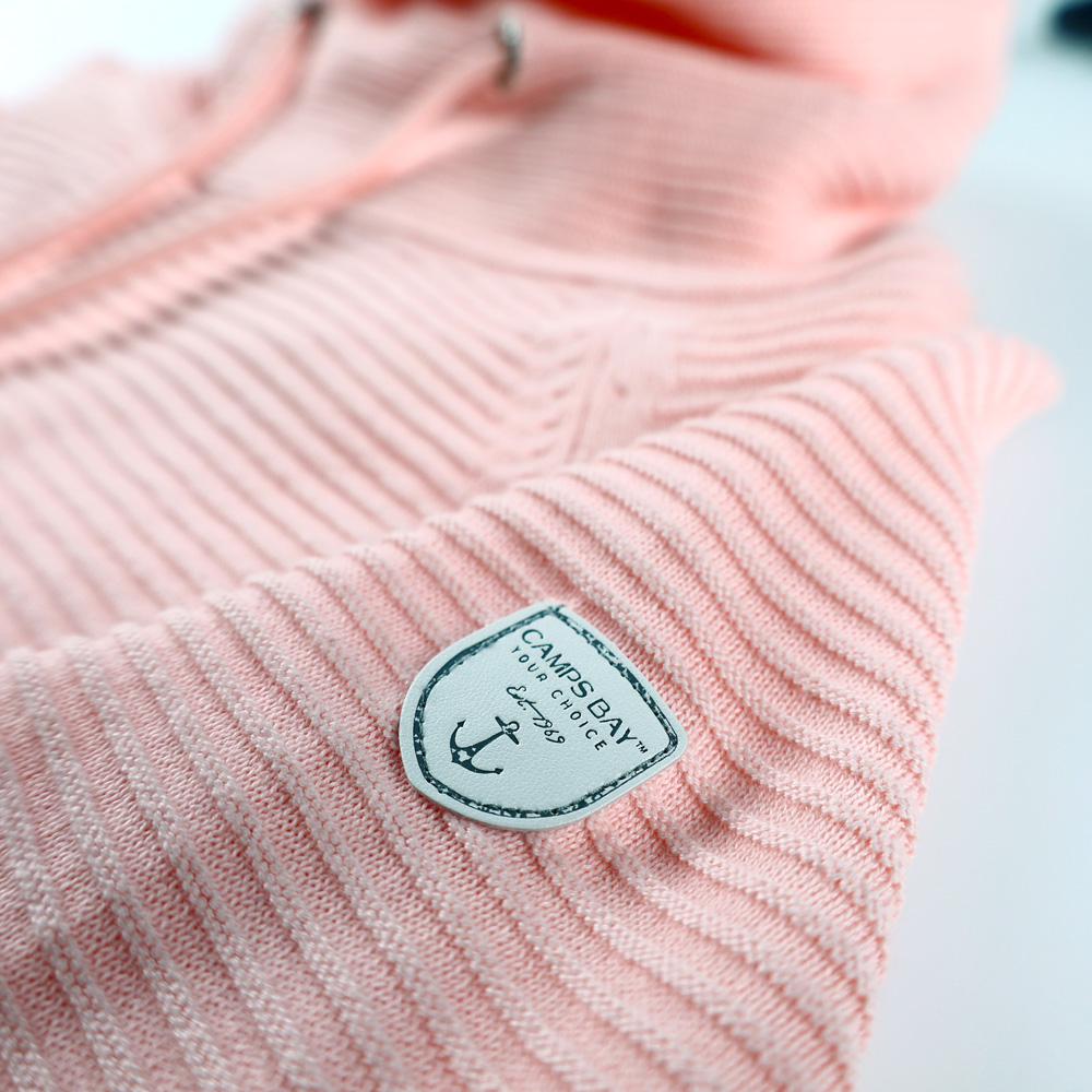Weibliches Model mit CAMPS BAY Strickpullover in Rosequartz