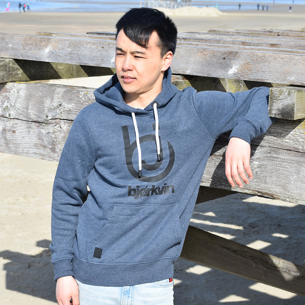 Männliches Model mit Björkvin Hoodie in Total Eclipse Melange 