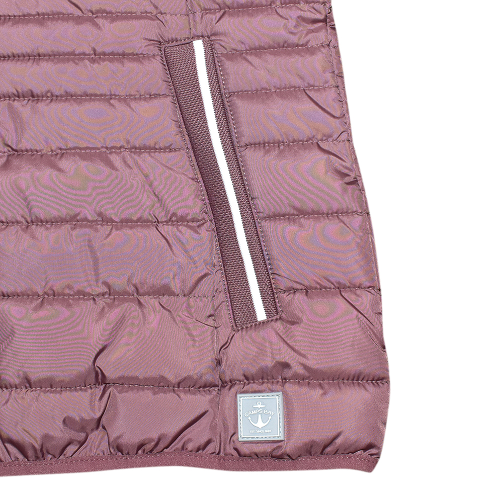 Weibliches Model mit CAMPS BAY Weste in Rose Brown