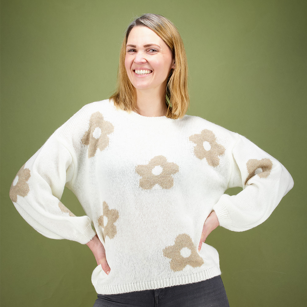 Weibliches Model mit Küstenzauber Strickpullover in Offwhite_Beige-Flower