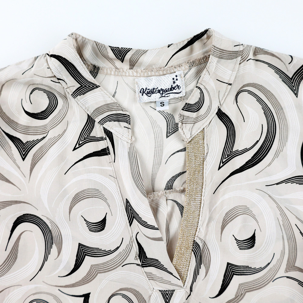 Weibliches Model mit Küstenzauber Bluse in Beige