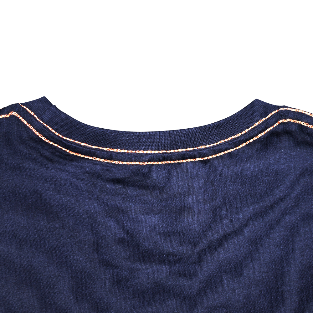 Männliches Model mit CAMPS BAY T-Shirt in Night Sky