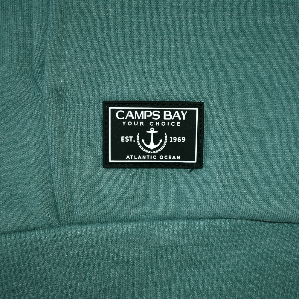 Männliches Model mit CAMPS BAY Sweatjacke in North Atlantic Melange