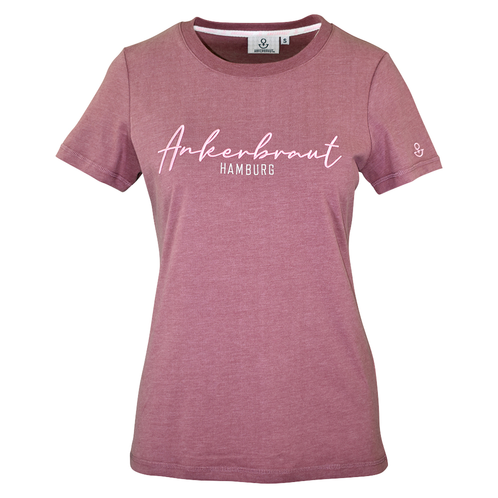 Weibliches Model mit ANKERBRAUT Shirt in Rose Brown