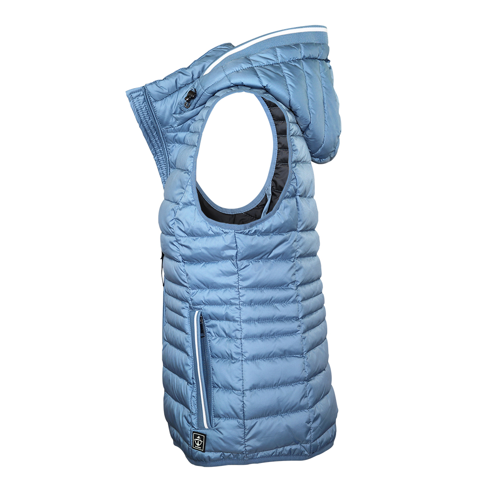 Weibliches Model mit CAMPS BAY Weste in Windward Blue