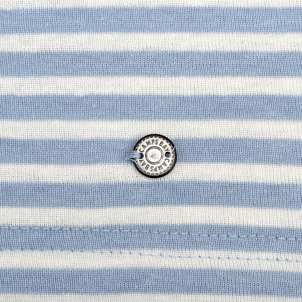 Weibliches Model mit CAMPS BAY Shirt in Blue Fog