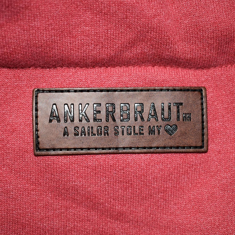 Weibliches Model mit ANKERBRAUT Long Sweatjacke in Red Melange