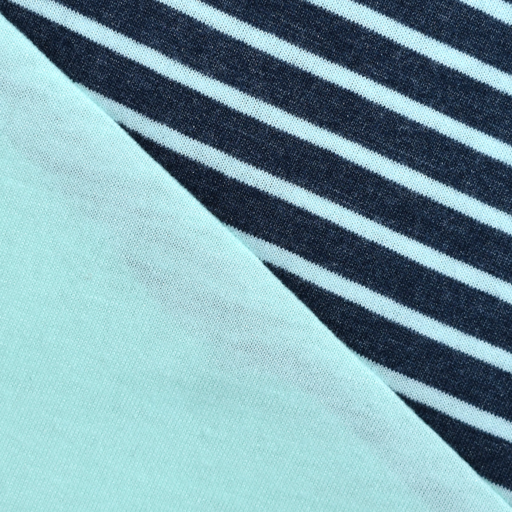 Weibliches Model mit ANKERBRAUT T-Shirt in Honey Dew