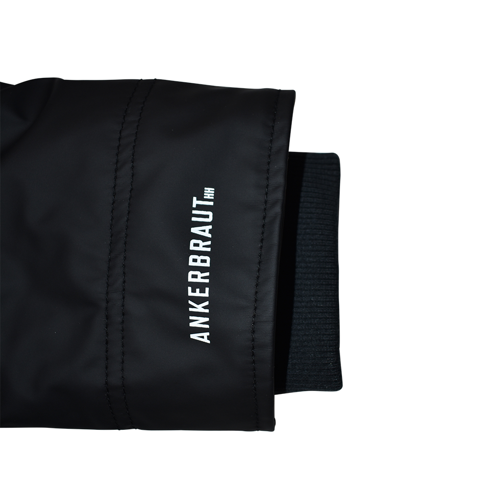 Weibliches Model mit ANKERBRAUT Wetterjacke in Schwarz