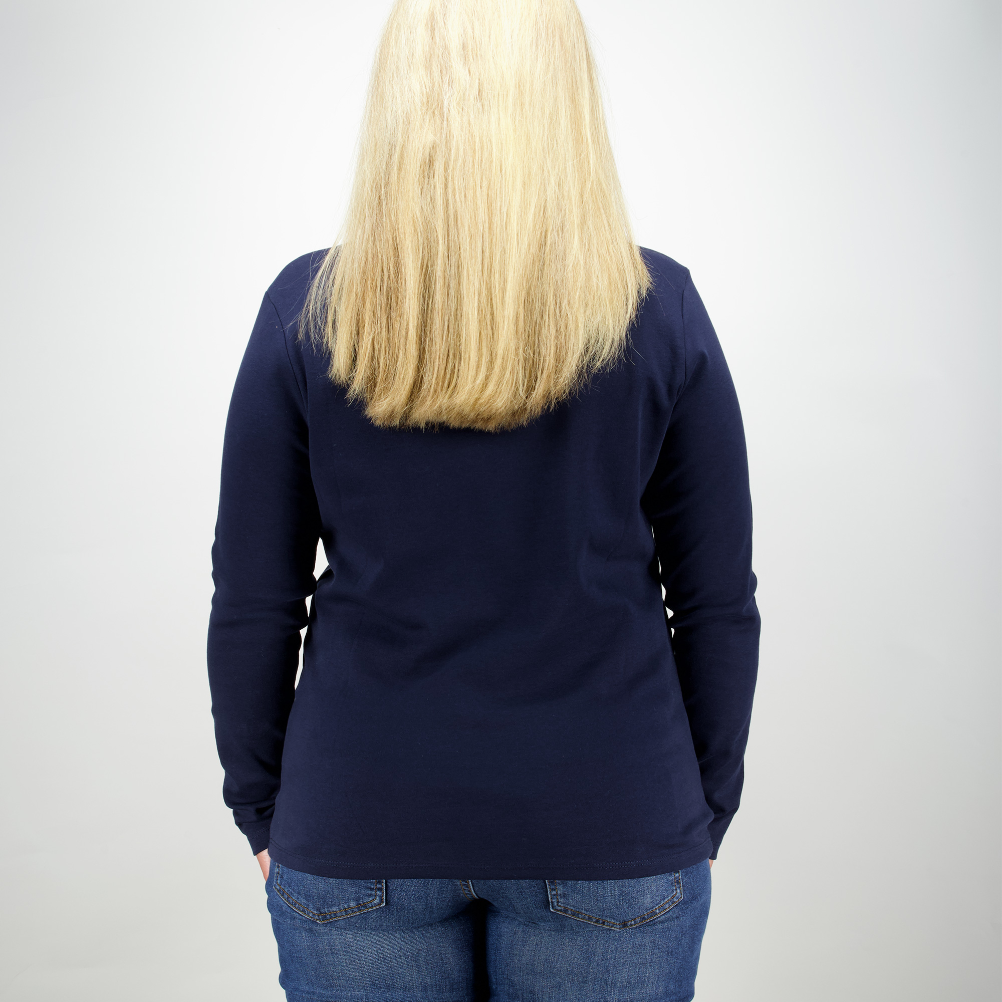 Weibliches Model mit CAMPS BAY Rollkragen-Shirt in Night Sky