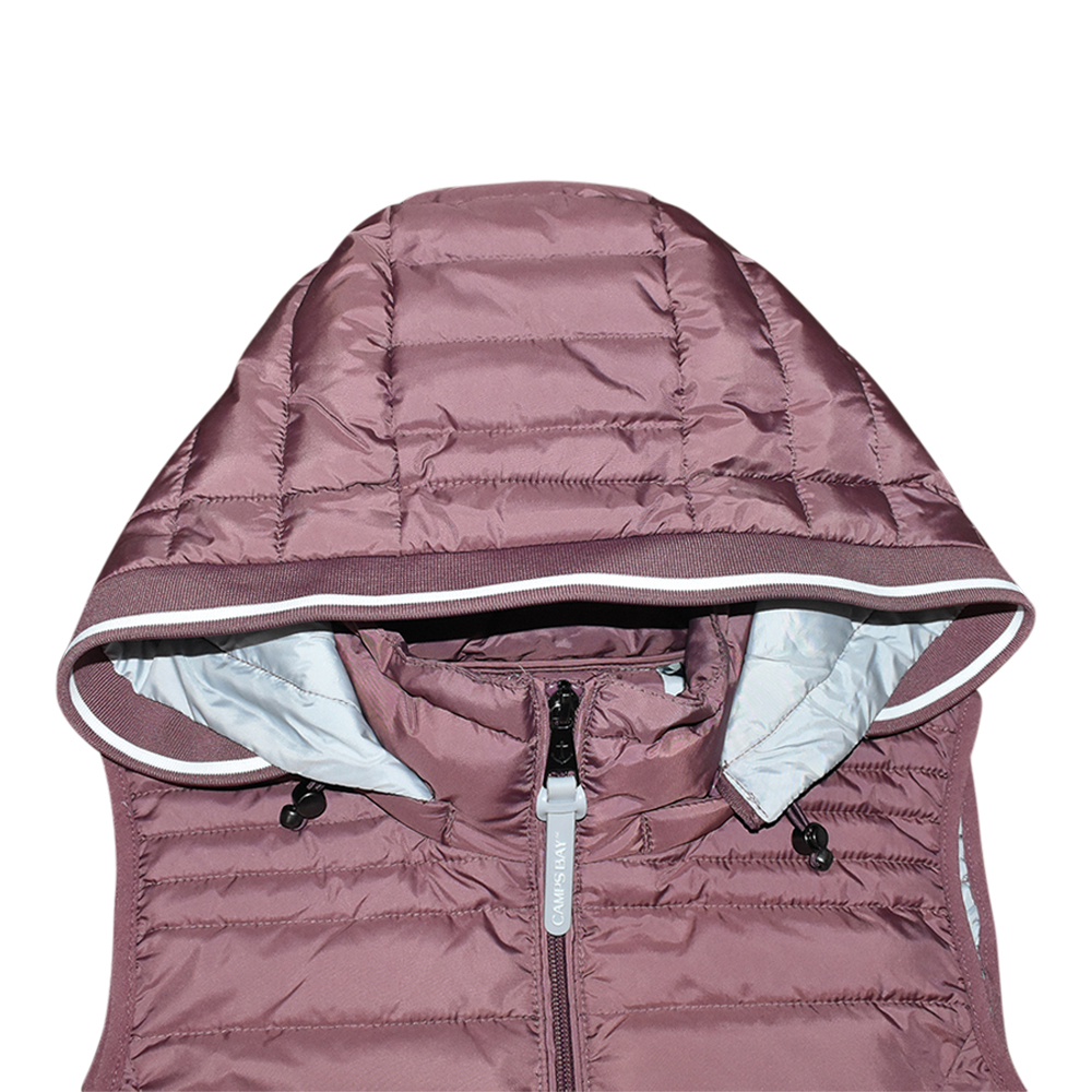 Weibliches Model mit CAMPS BAY Weste in Rose Brown