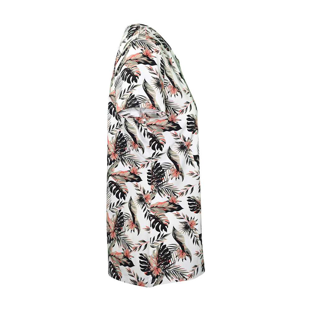 Weibliches Model mit CAMPS BAY T-Shirt in Fusion Coral