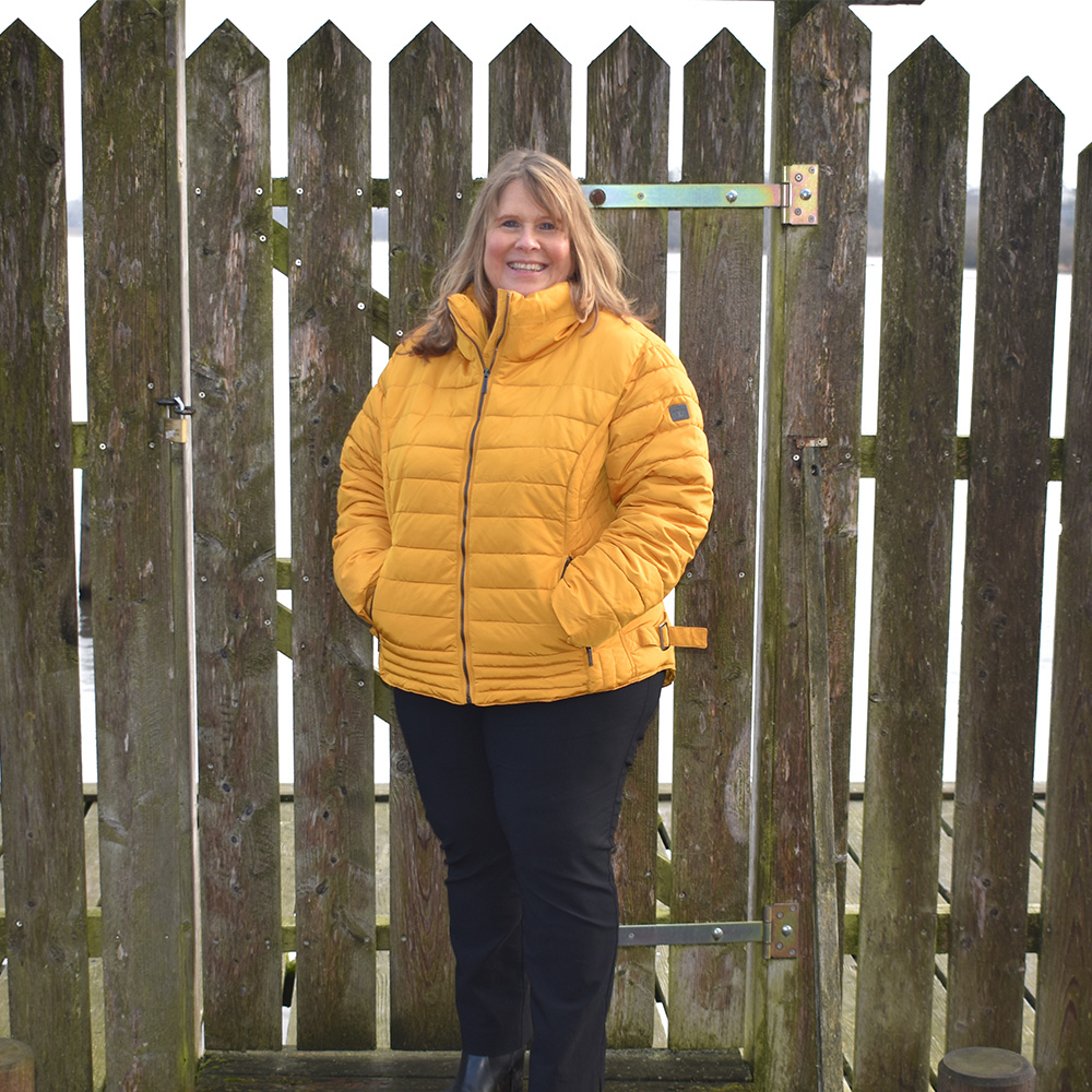 Weibliches Model mit CAMPS BAY Jacke in Golden Yellow