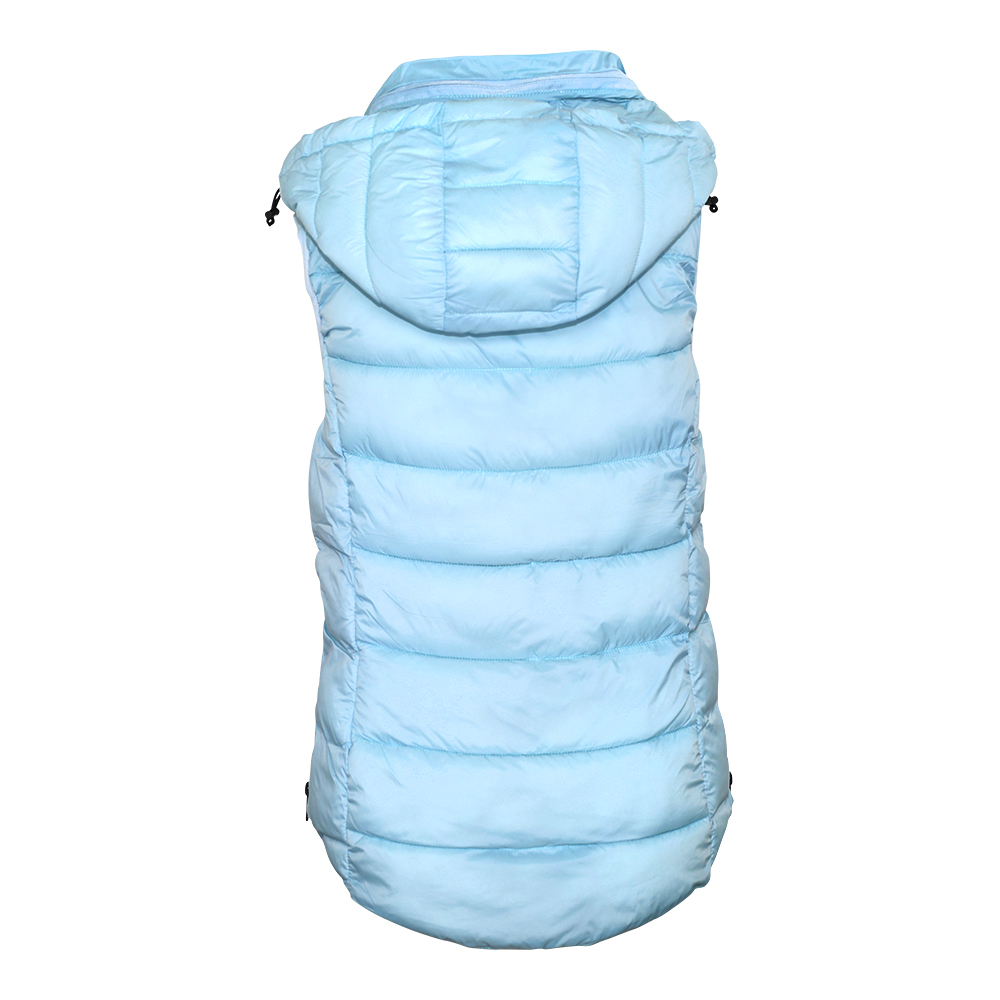 Weibliches Model mit CAMPS BAY Steppweste in Dream Blue
