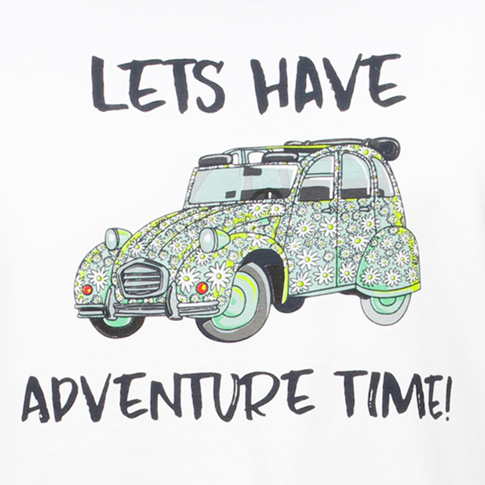 Weibliches Model mit CAMPS BAY T-Shirt in Auto