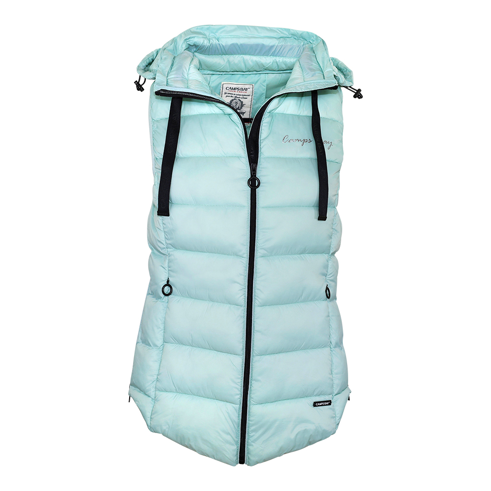 Weibliches Model mit CAMPS BAY Steppweste in Harbour Grey