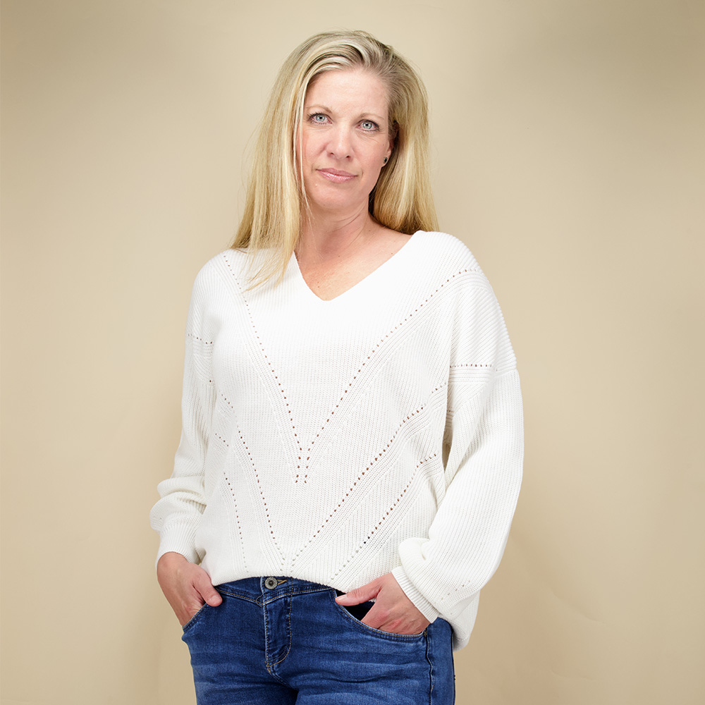 Weibliches Model mit CAMPS BAY Strickpullover in Offwhite