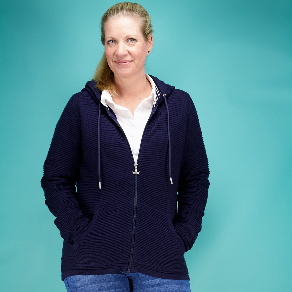 Weibliches Model mit CAMPS BAY Strickjacke in Maritime Blue