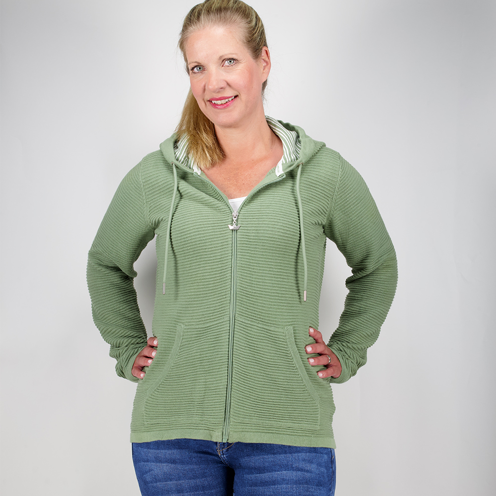 Weibliches Model mit CAMPS BAY Strickjacke in Hedge Green