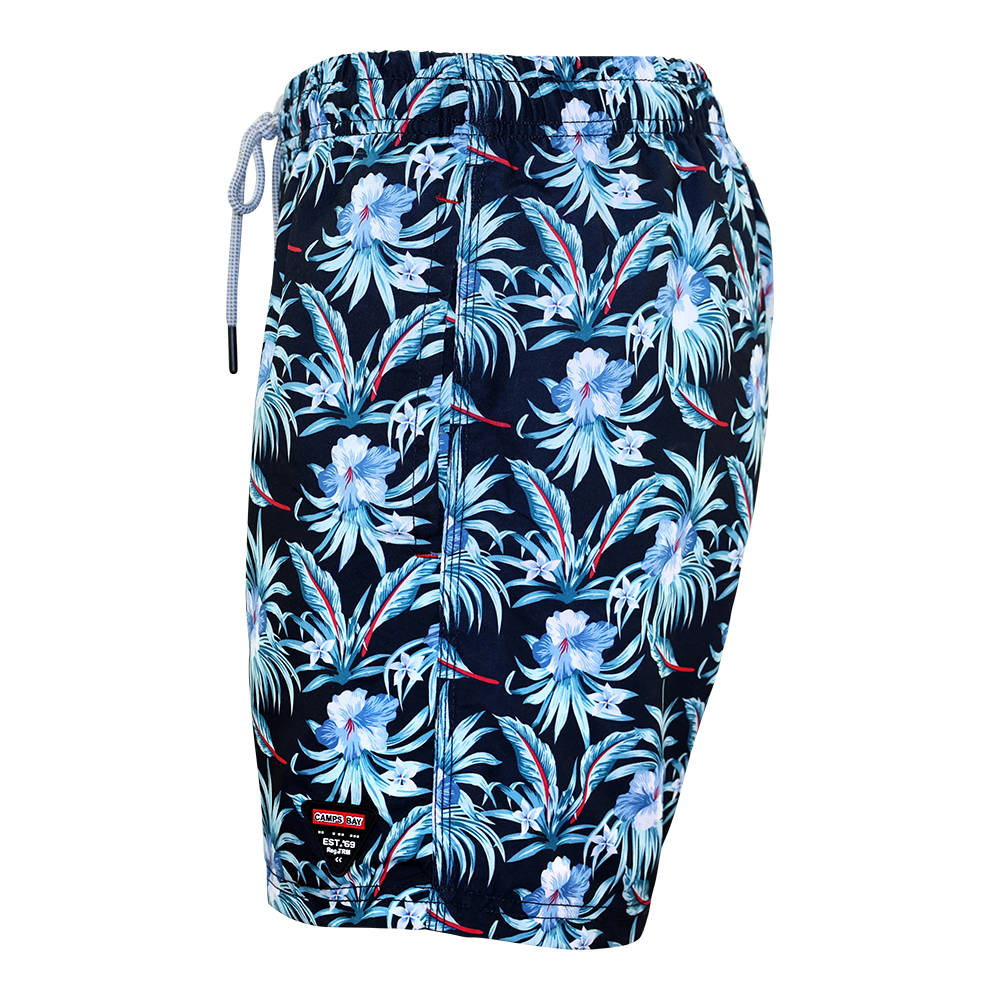Männliches Model mit CAMPS BAY Badeshorts in Palm