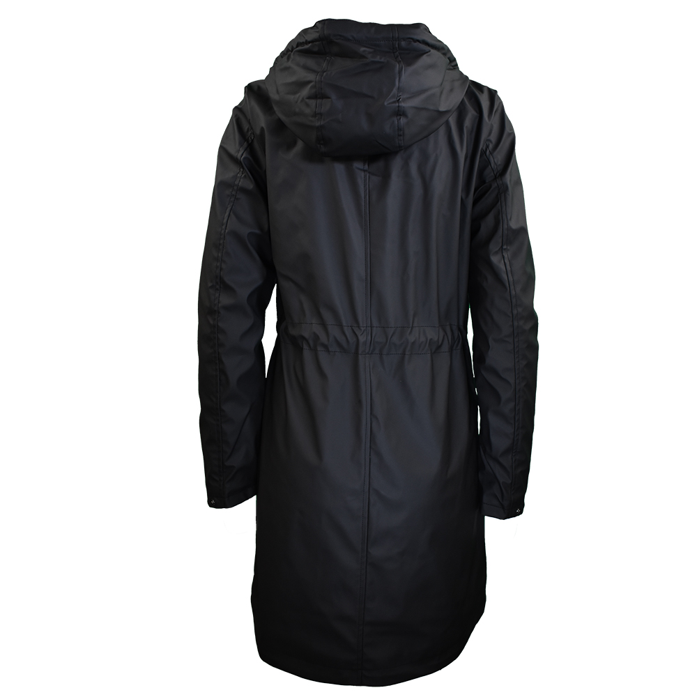 Weibliches Model mit CAMPS BAY Wetterjacke in Schwarz