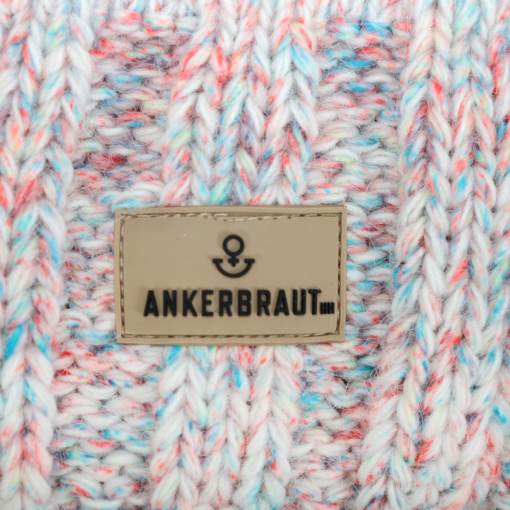 Weibliches Model mit ANKERBRAUT Mütze in Taupe