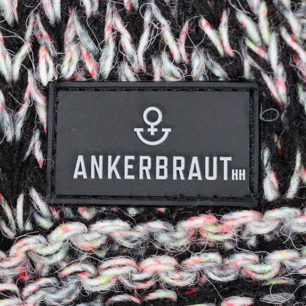 Weibliches Model mit ANKERBRAUT Schal in Schwarz