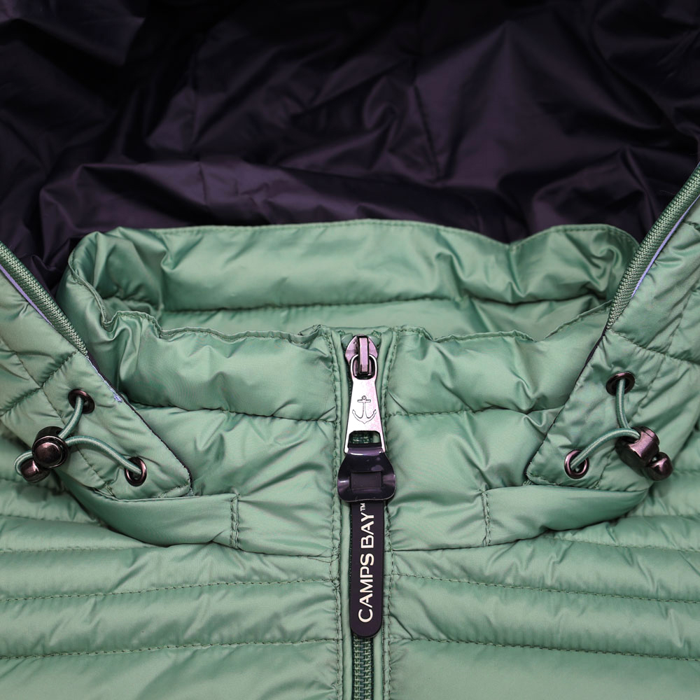 Weibliches Model mit CAMPS BAY Weste in Hedge Green