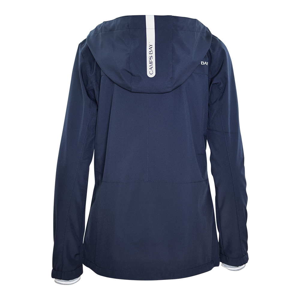 Weibliches Model mit CAMPS BAY Funktionsjacke in Night Sky