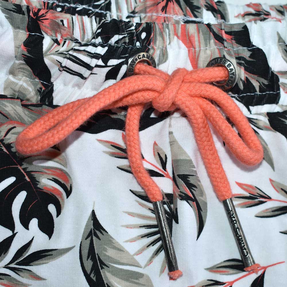 Weibliches Model mit CAMPS BAY Shorts in Fusion Coral