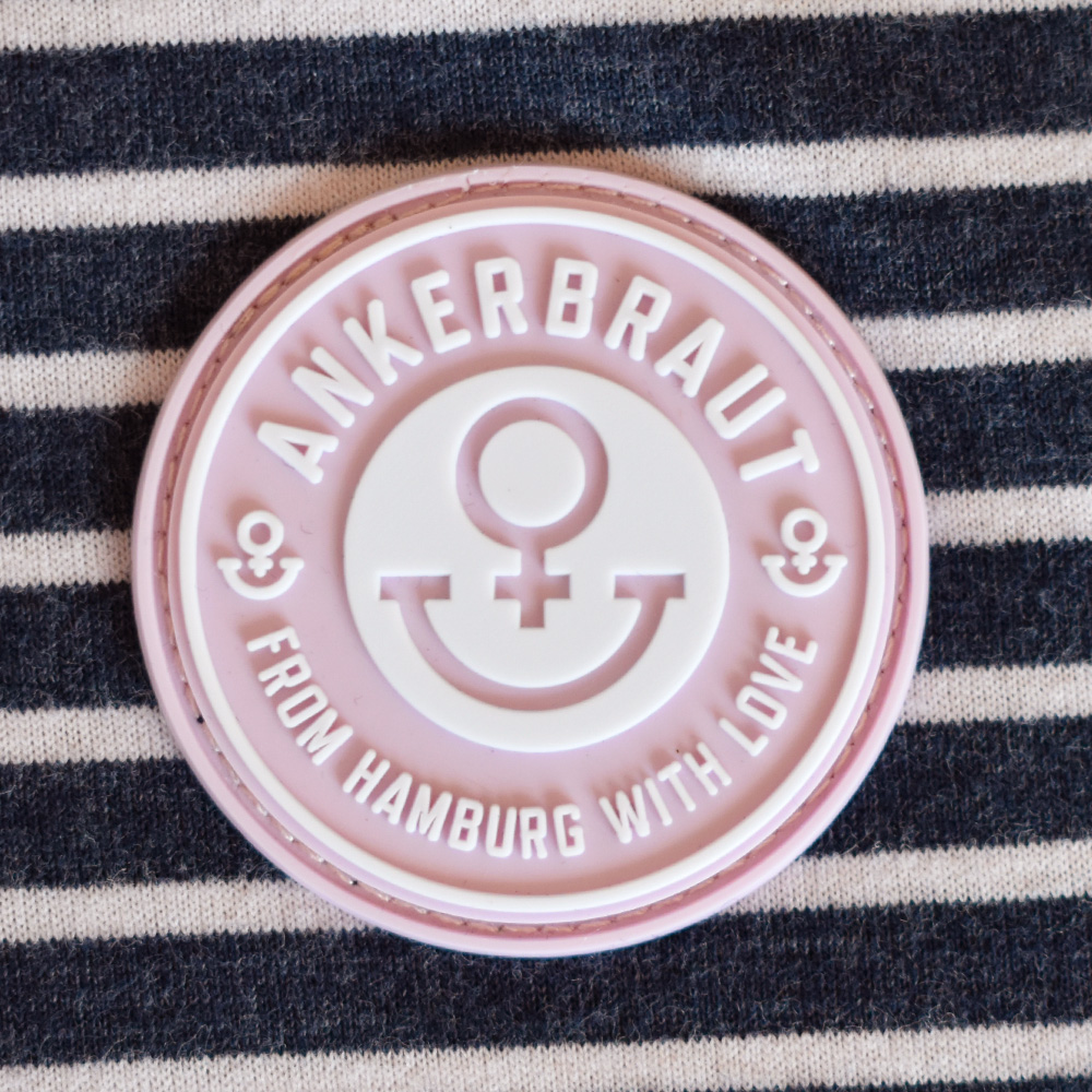 Weibliches Model mit ANKERBRAUT T-Shirt in Cradle Pink
