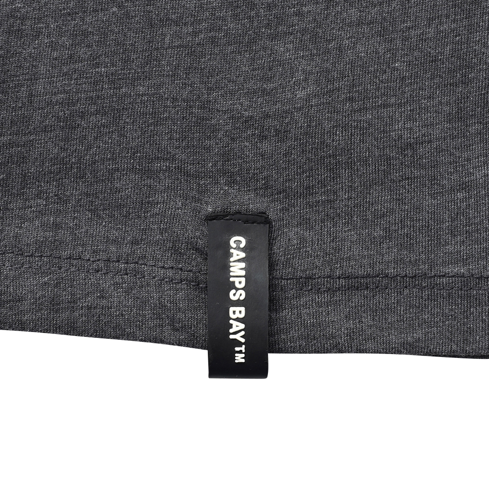 Männliches Model mit CAMPS BAY T-Shirt in Forged Iron Melange