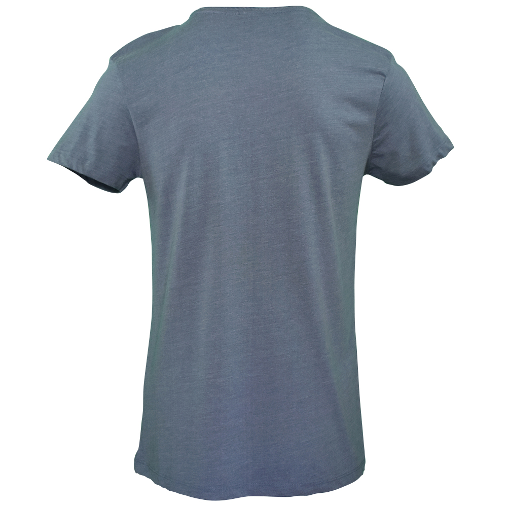 Männliches Model mit CAMPS BAY T-Shirt in China Blue Melange
