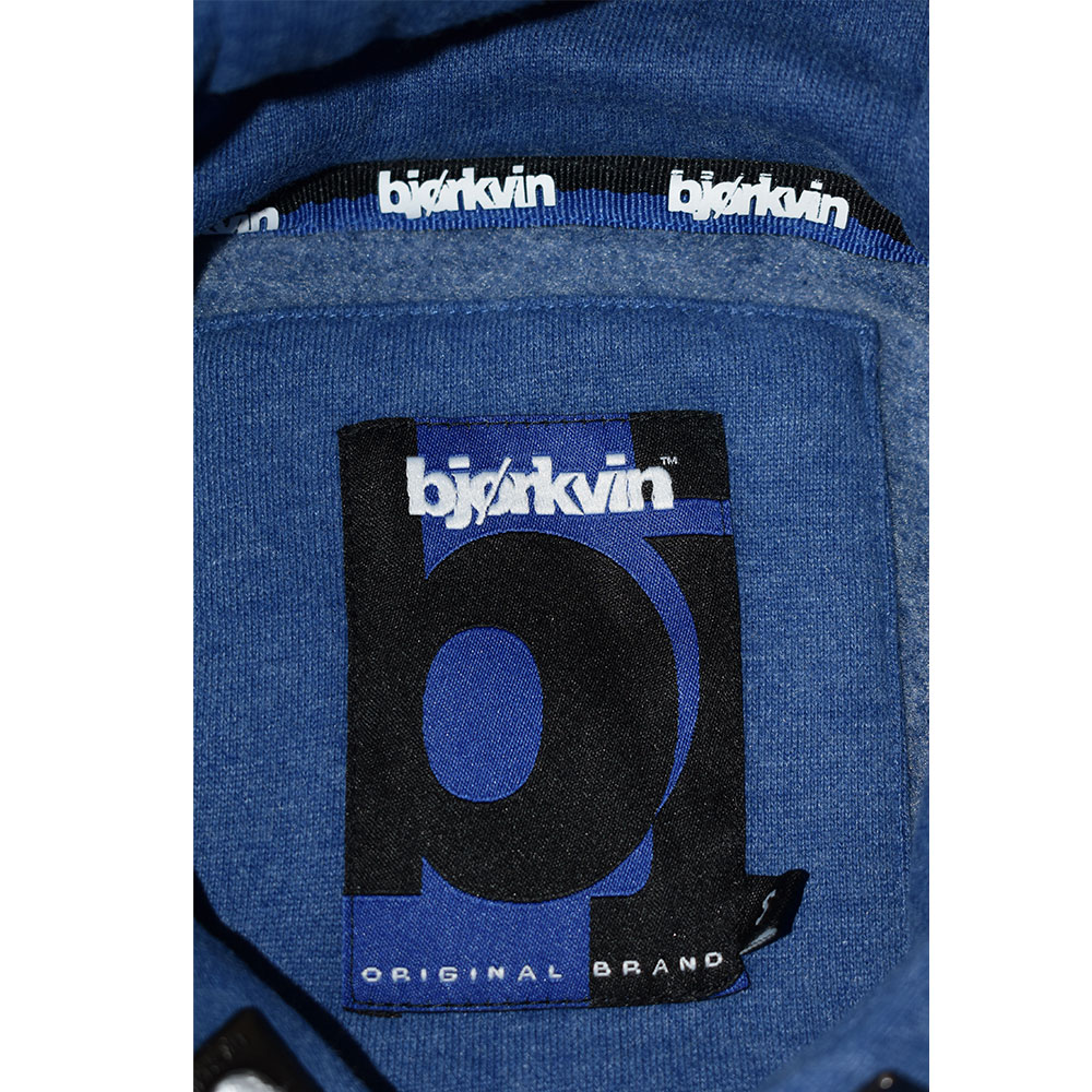 Männliches Model mit Björkvin Hoodie in Blue Melange