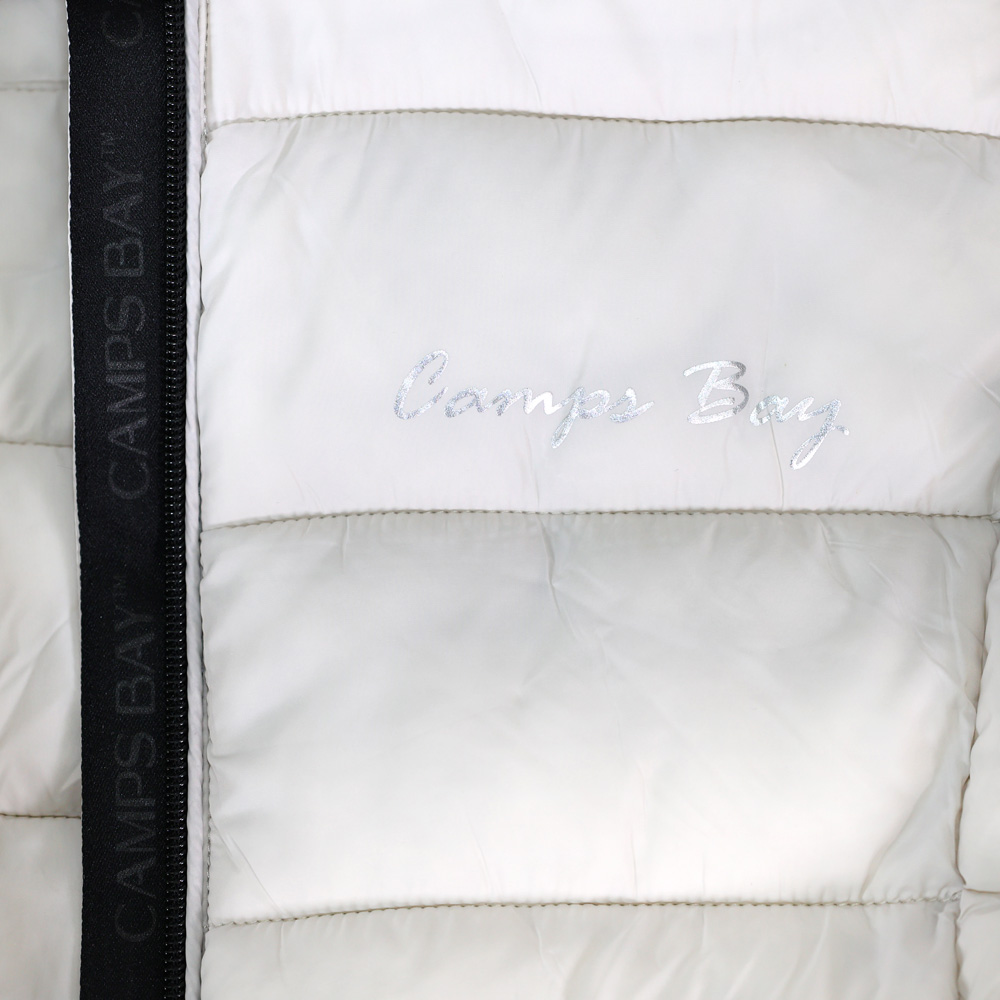 Weibliches Model mit CAMPS BAY Steppjacke in Moonbeam