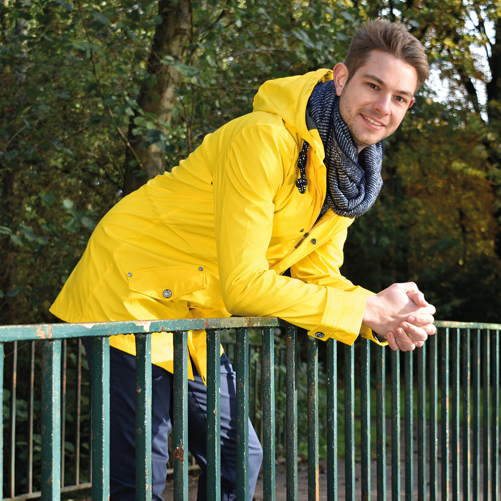 Männliches Model mit CAMPS BAY Wetterjacke in Lemon Chrome
