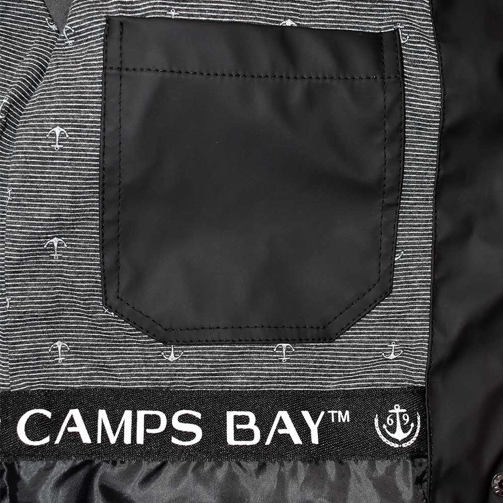Weibliches Model mit CAMPS BAY Wetterjacke in Schwarz